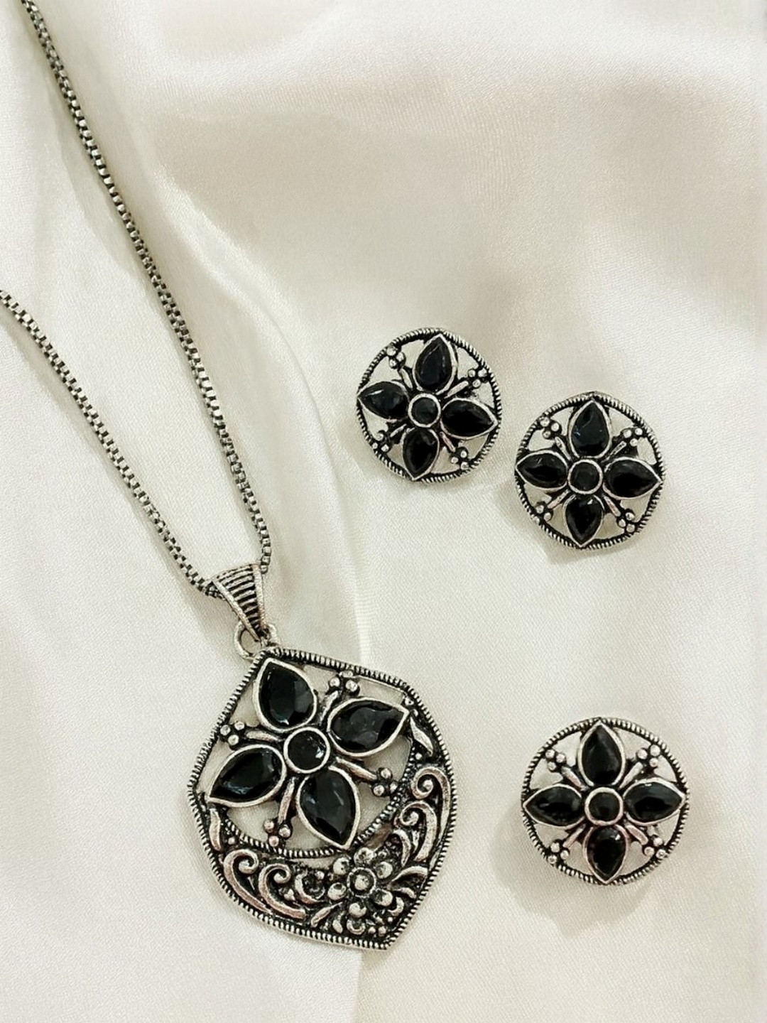 Nui Artificial Stones Studded Pendant & Earrings With Toe Rings