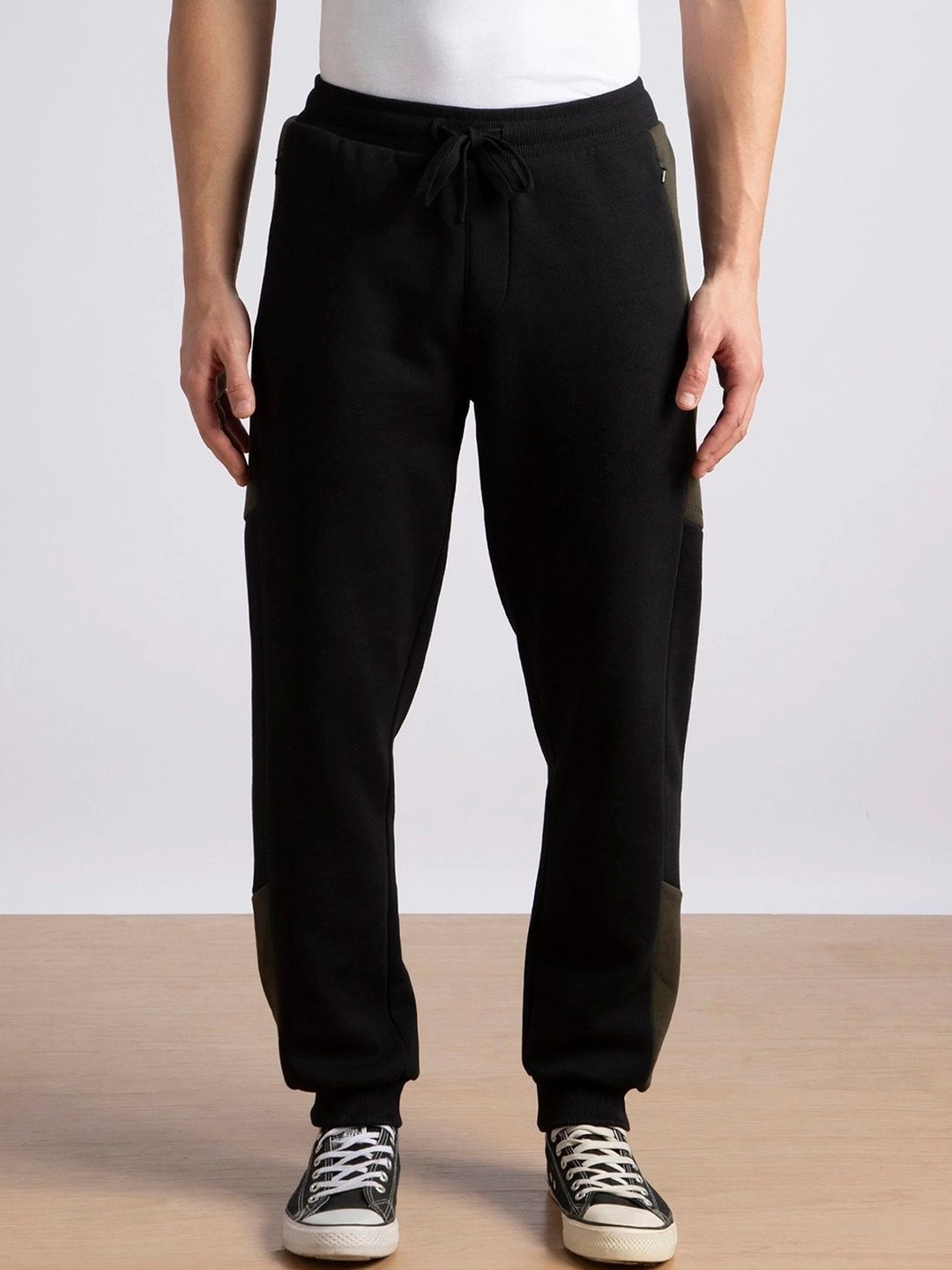 Jockey Super Combed Cotton Rich Fleece Fabric Regular Fit Jogger with Zipper Pockets-UM56
