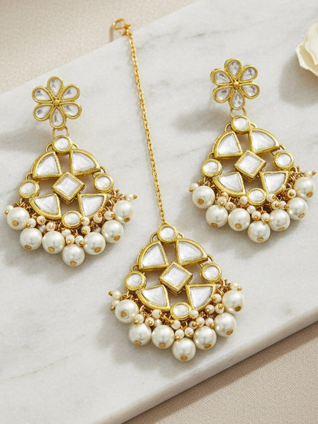 KARATCART White Pearl Beads Kundan Dangler Earrings with Maang Tikka