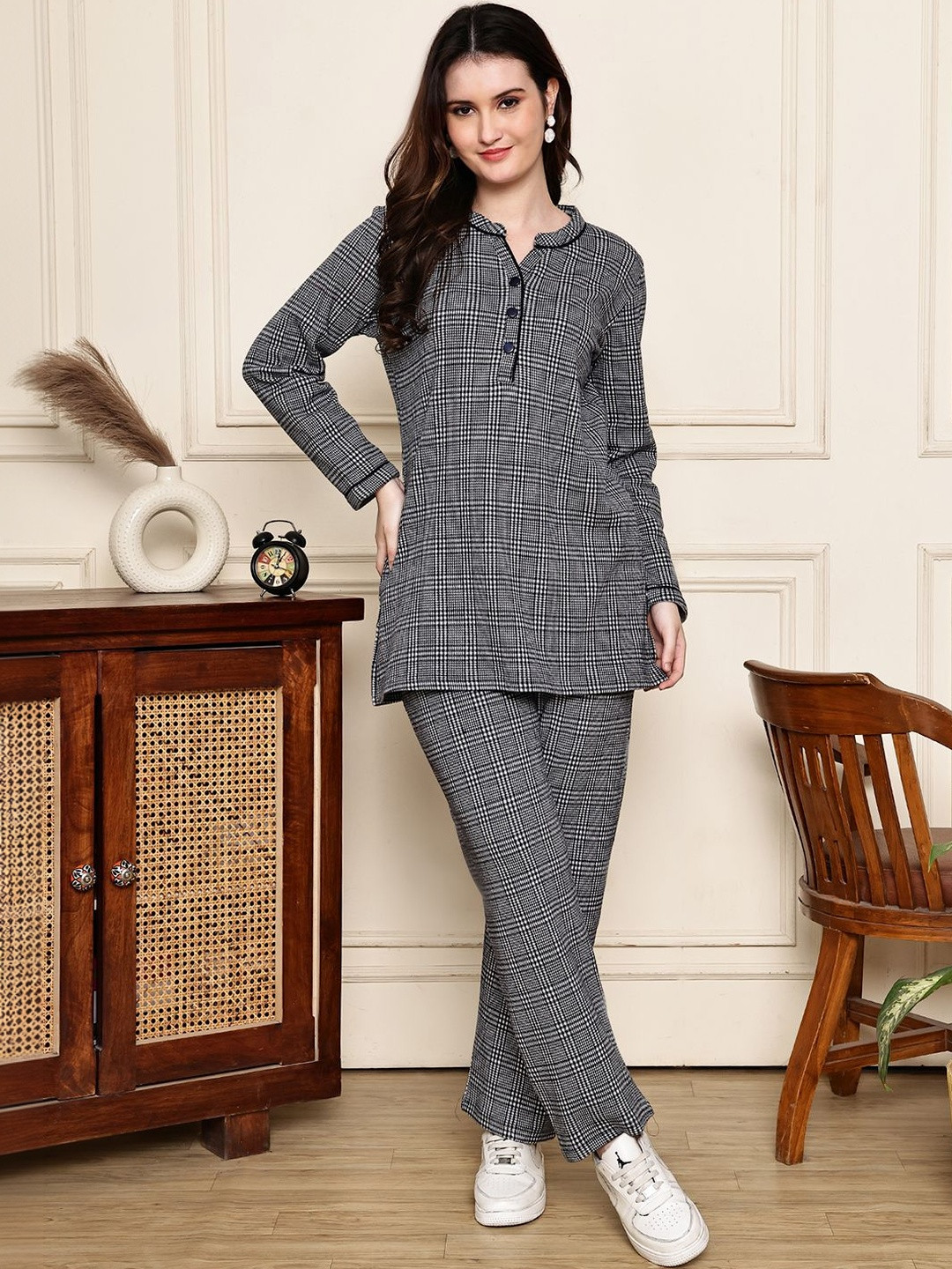 Kanvin Women V-Neck Checked Print Long Sleeves Night suit
