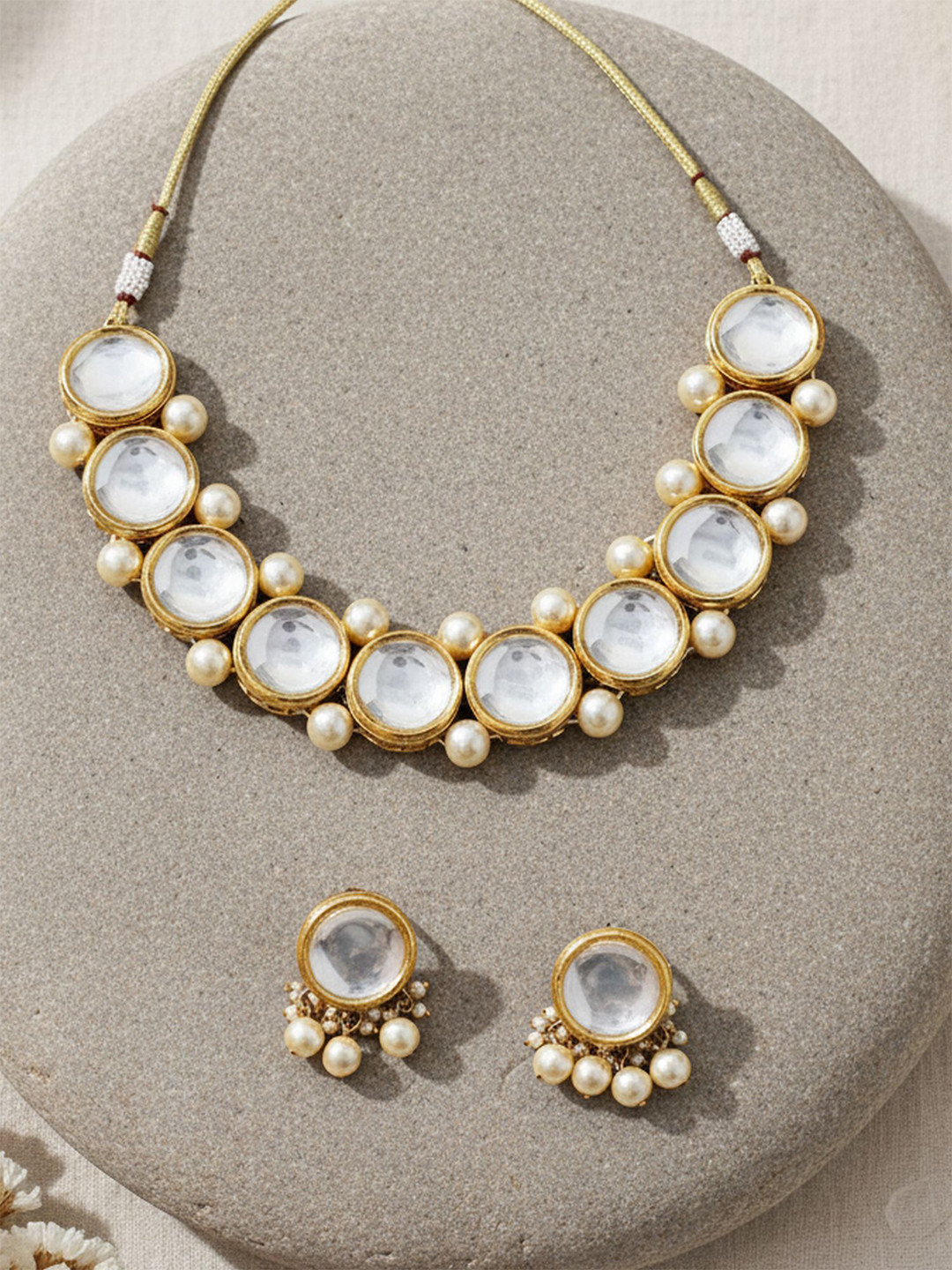 KARATCART Gold-Plated & White Pearl Beaded Polki Kundan-Studded Handcrafted Choker Jewellery Set