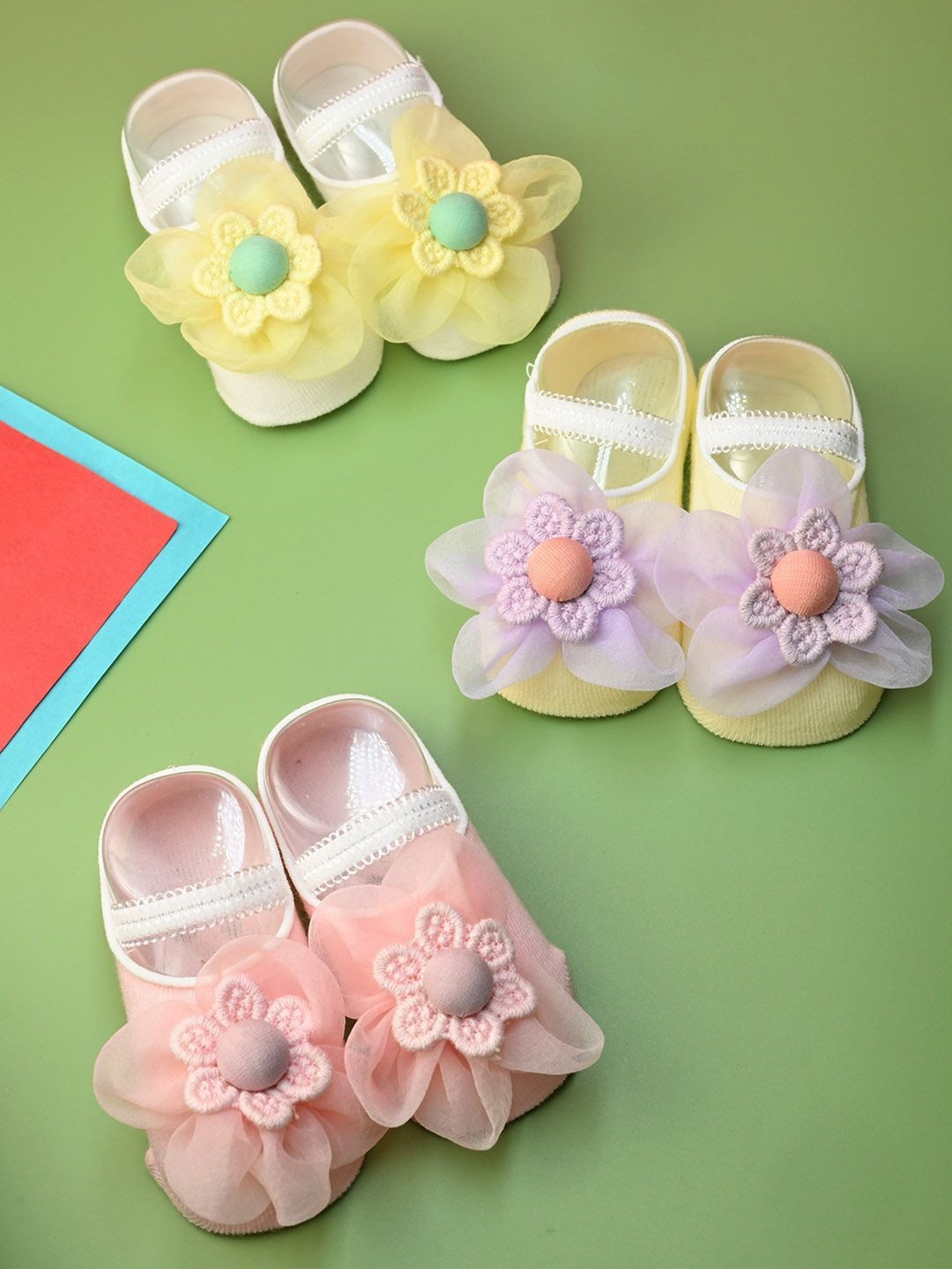 Yellow Bee Girls Pack of 3 Cotton Embellished Ankle Length Socks With 3D Flower Accent