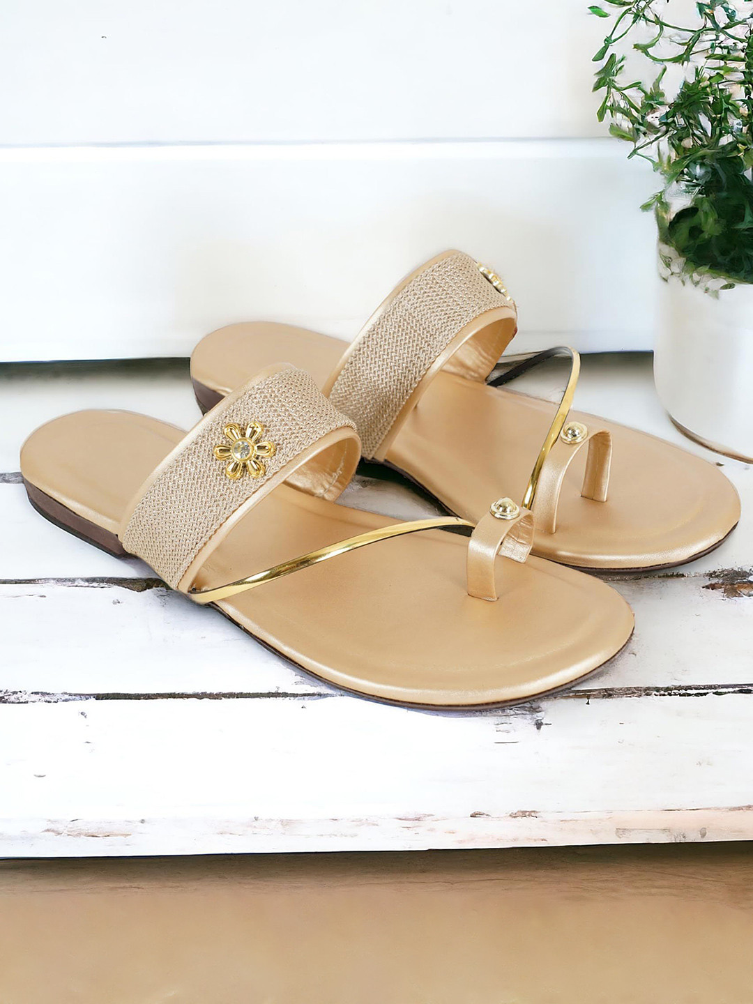 DFR Women Embellished Comfortable Foam Thong Flip-Flops