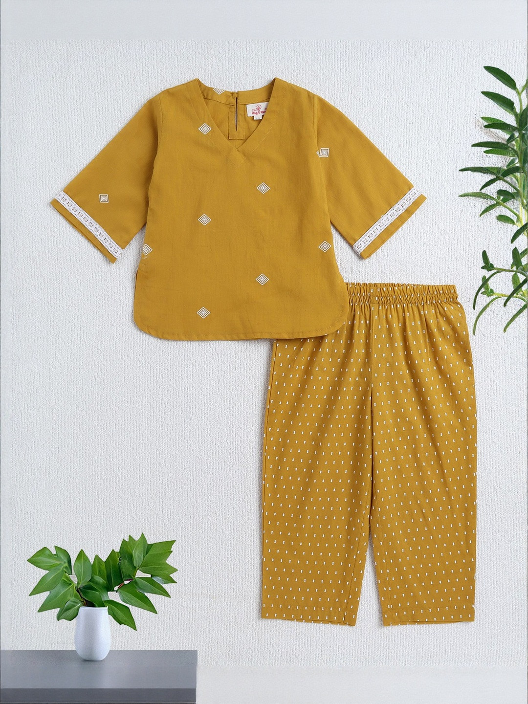 The Magic Wand Girls Printed V-Neck Pure Cotton Kurta With Pyjamas