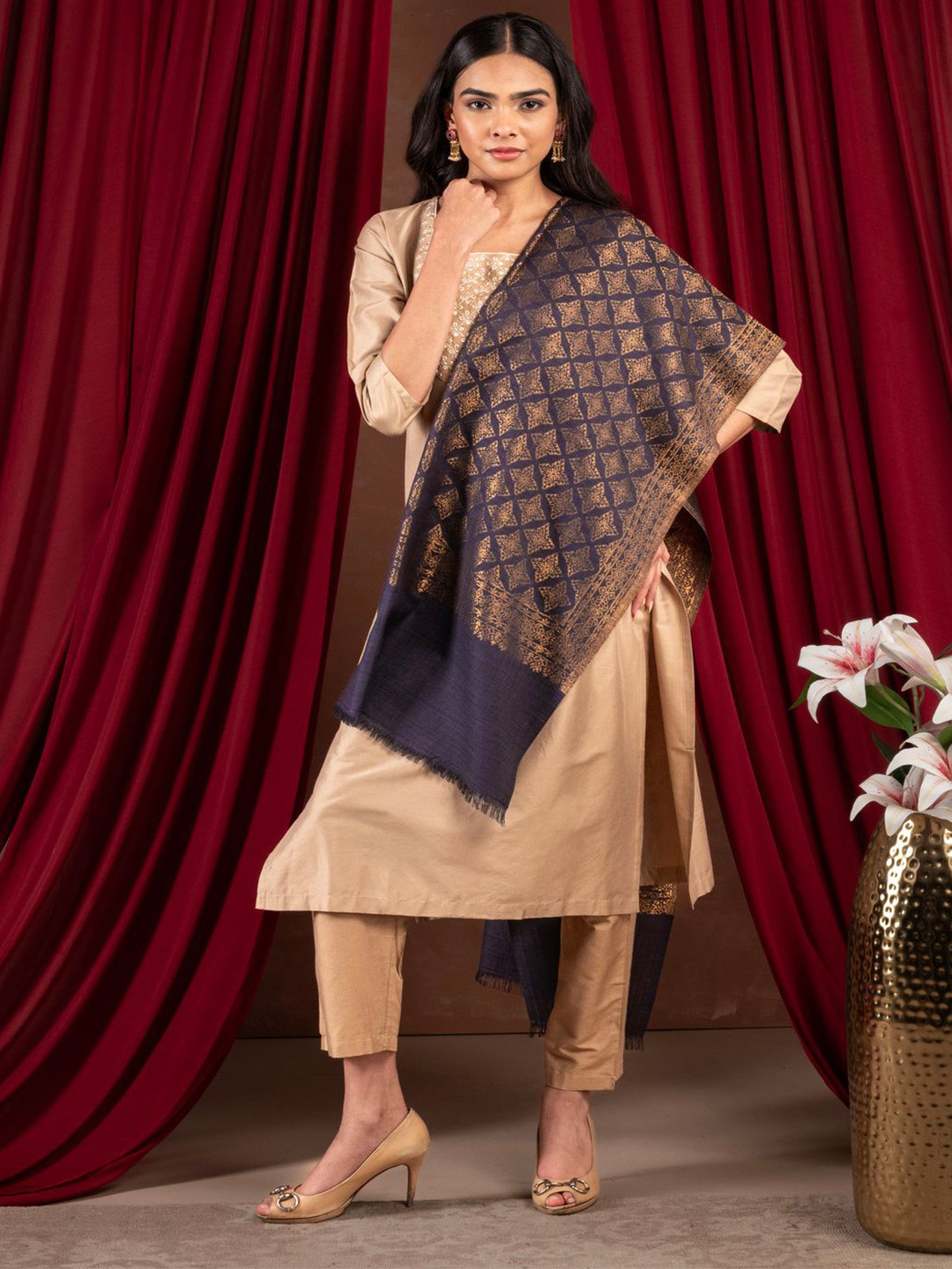 Naureen Women Geometric Woven Design Frayed Stole