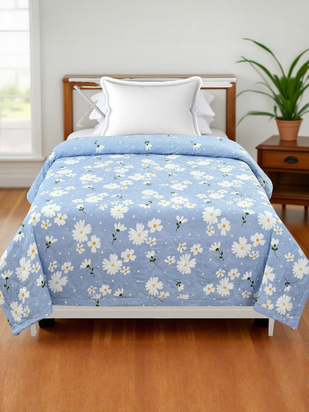Aura Ulta sonic Blue & White Floral AC Room 300 GSM Cotton Single Comforter