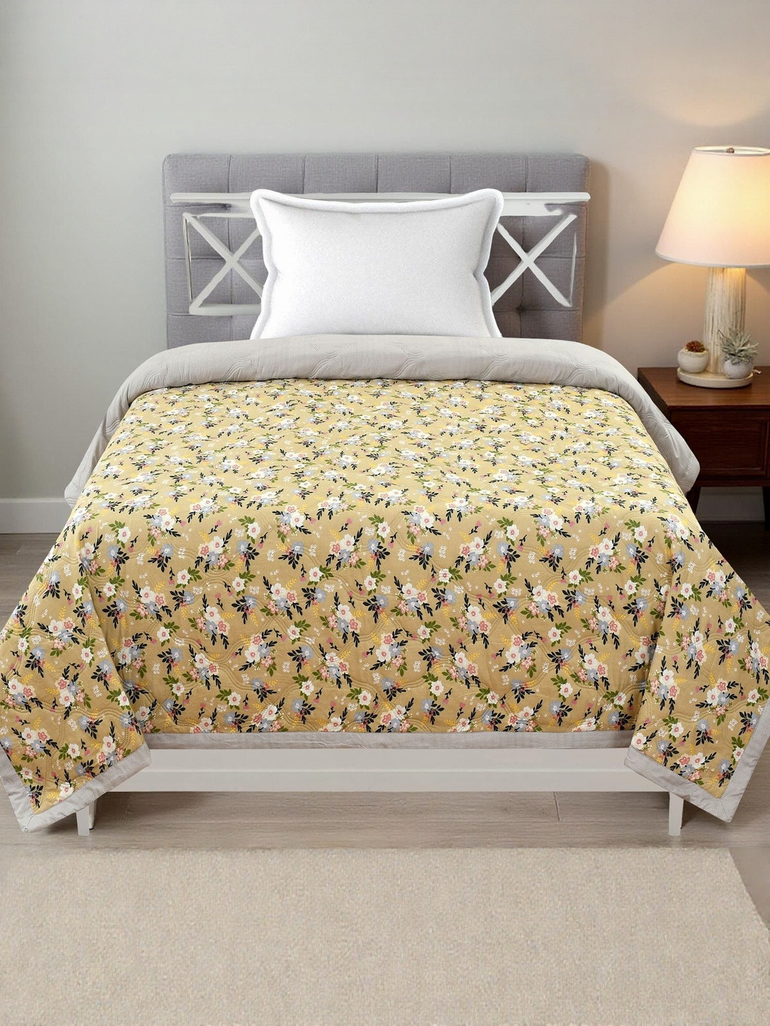 Aura Ulta sonic Gold-Toned & Off White Floral AC Room 300 GSM Cotton Single Comforter