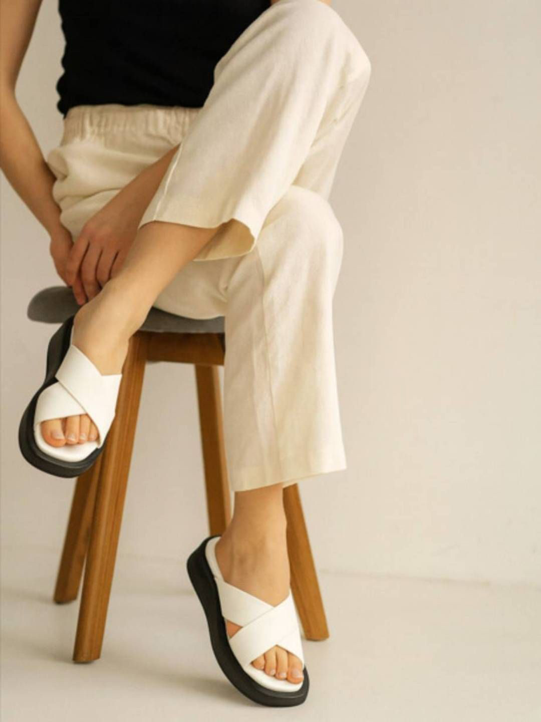 Baespice Women Padded Criss-Cross Slip-On Slider Flipflops