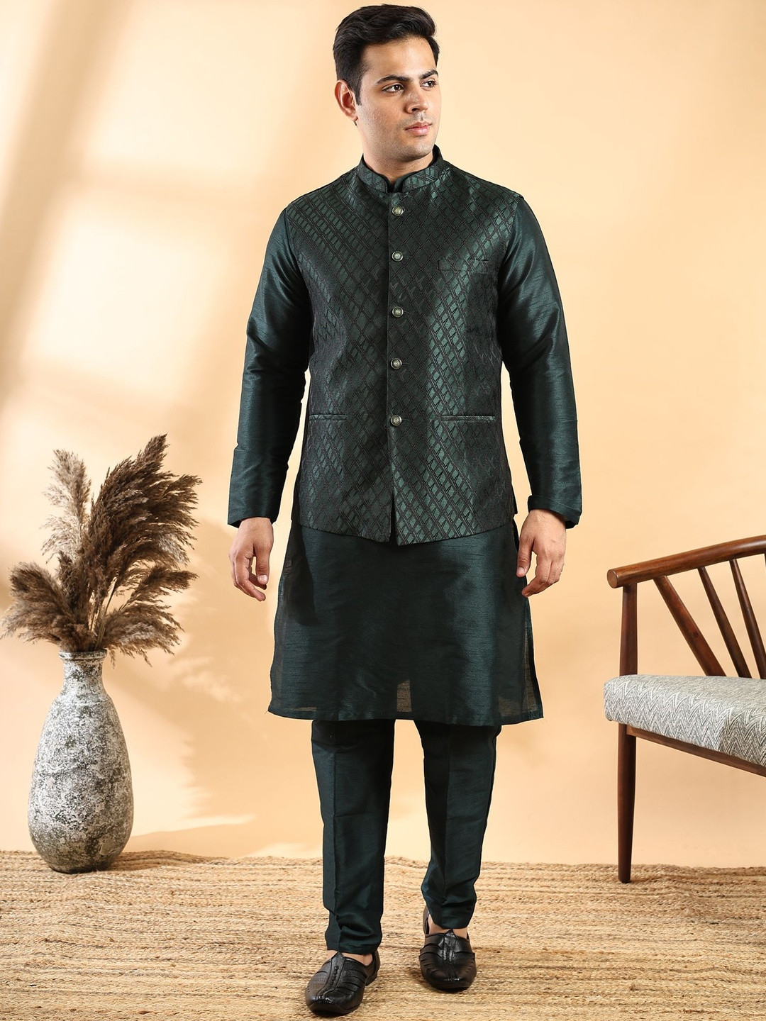 Ethluxis Men Solid Kurta with Trousers & Nehru Jacket
