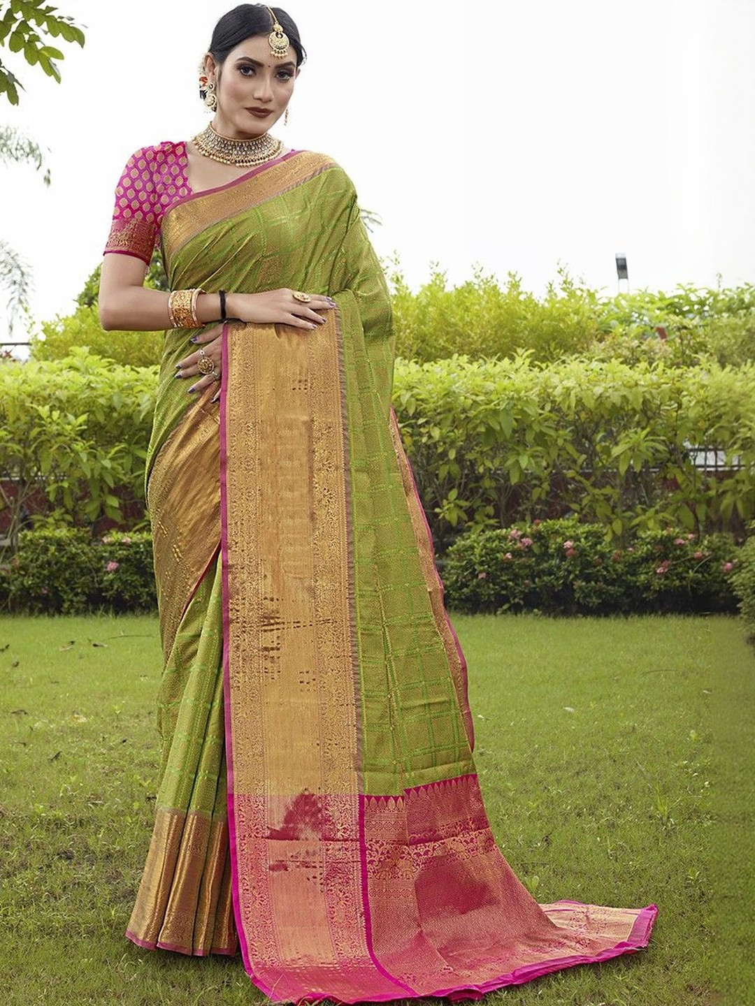 JUST FASHION Women Woven Design Zari Banarasi Saree with an Unstitched Blouse Piece