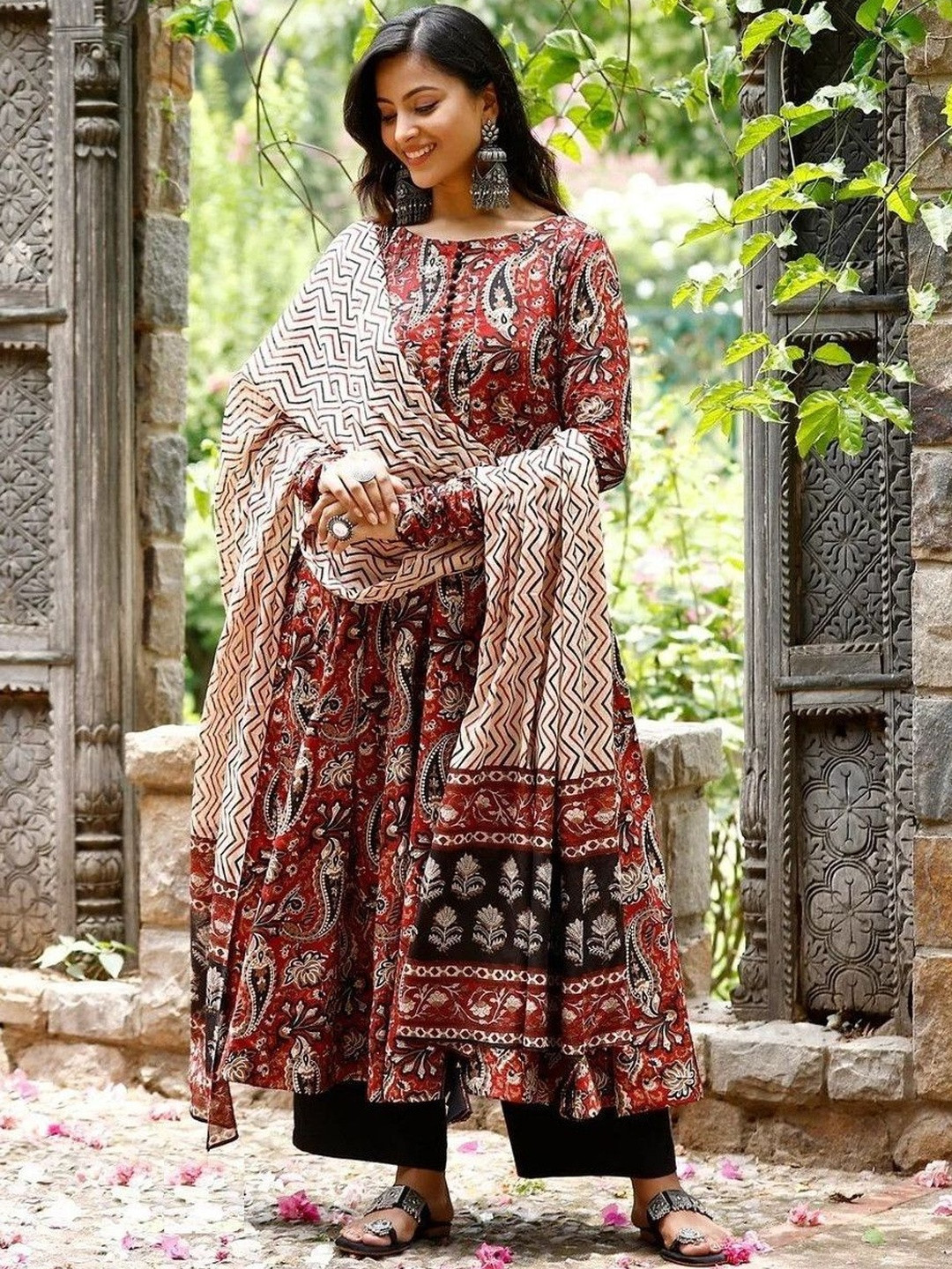 MANI EXPORTS Women Paisley Printed Panelled Round Neck Kurta with Trousers & Dupatta