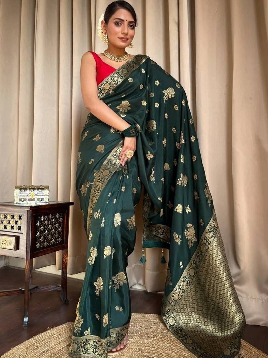VASTRAAVEDAA Floral Woven Design Banarasi Saree with Unstitched Blouse Piece