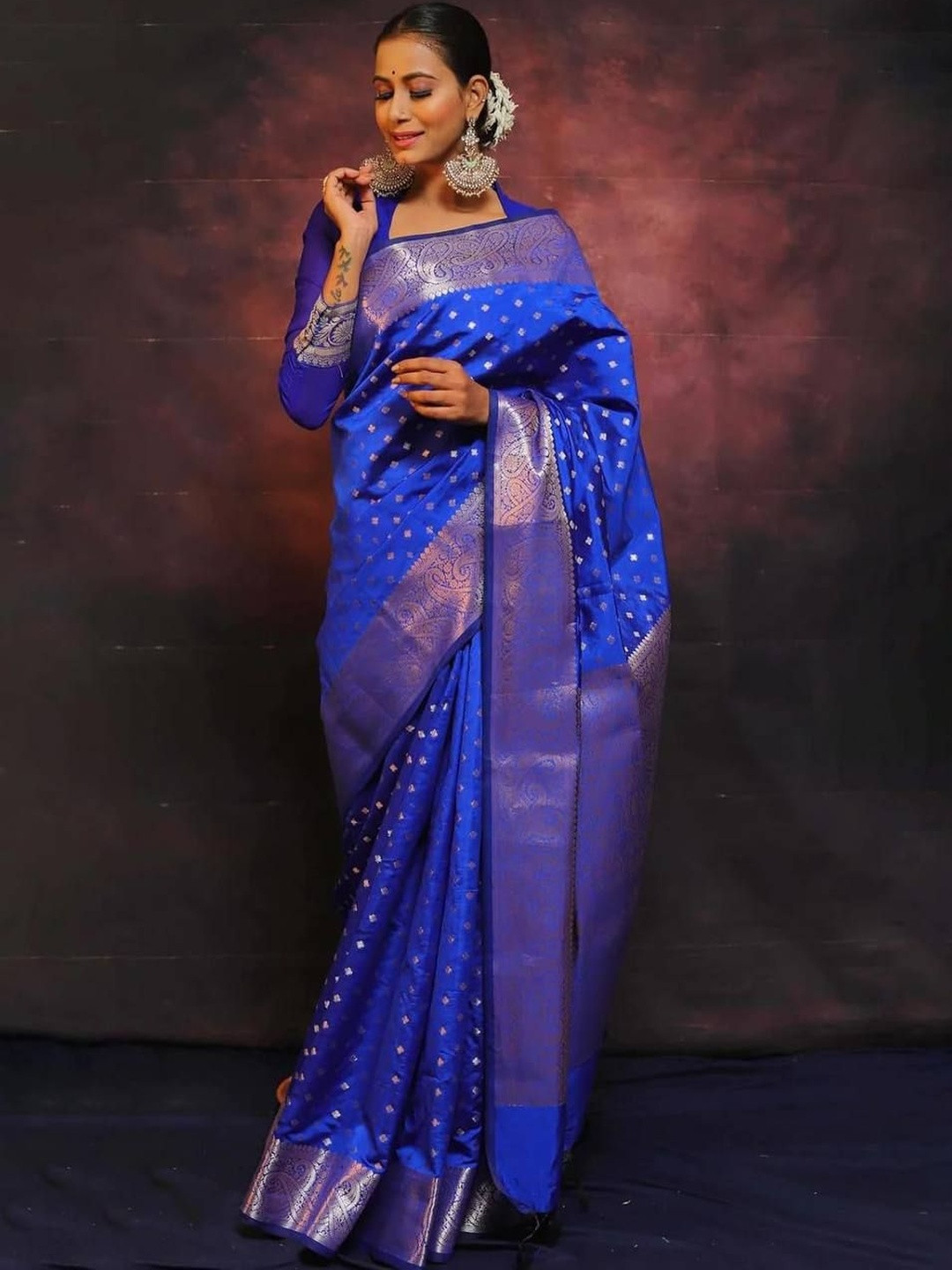VASTRAAVEDAA Woven Design Zari Handloom Banarasi Saree