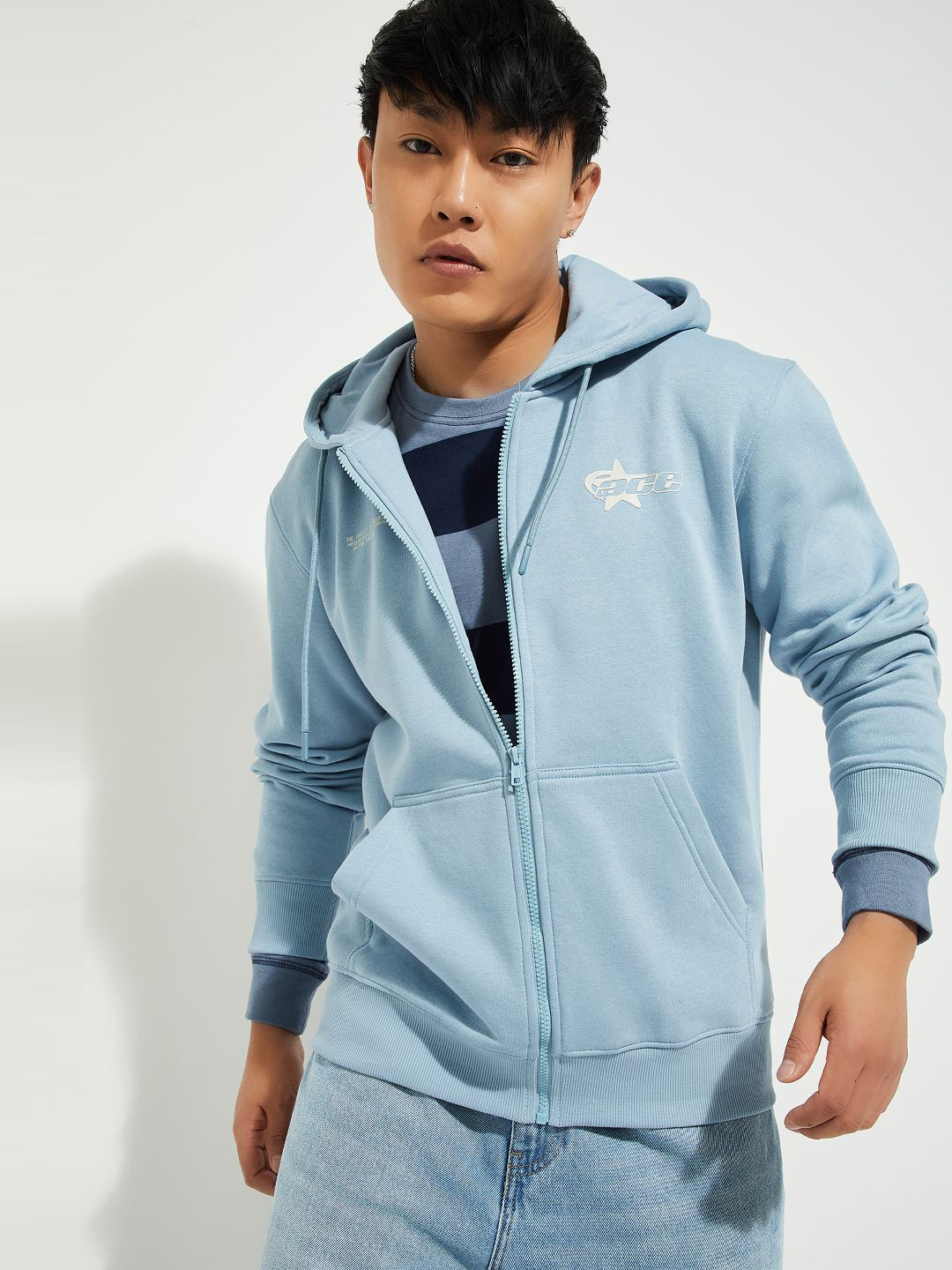 max Men Solid Full Sleeve Hooded Sweatshirt
