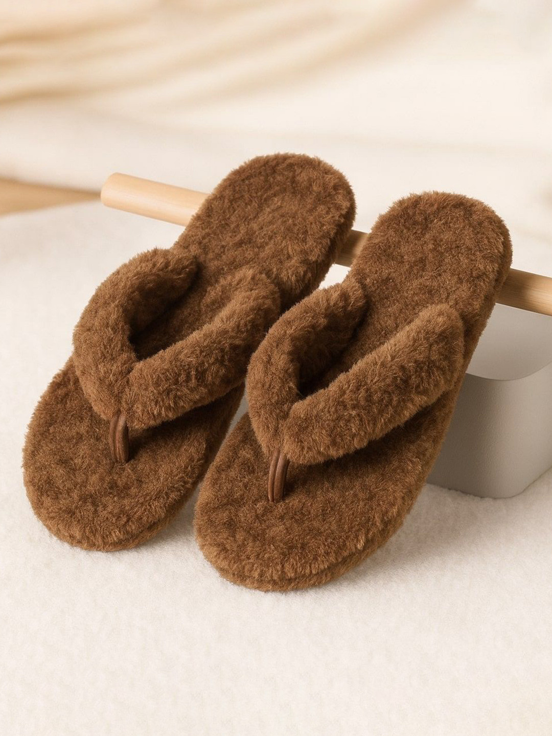 WOLVESDEN Women Solid Winted Room Slippers