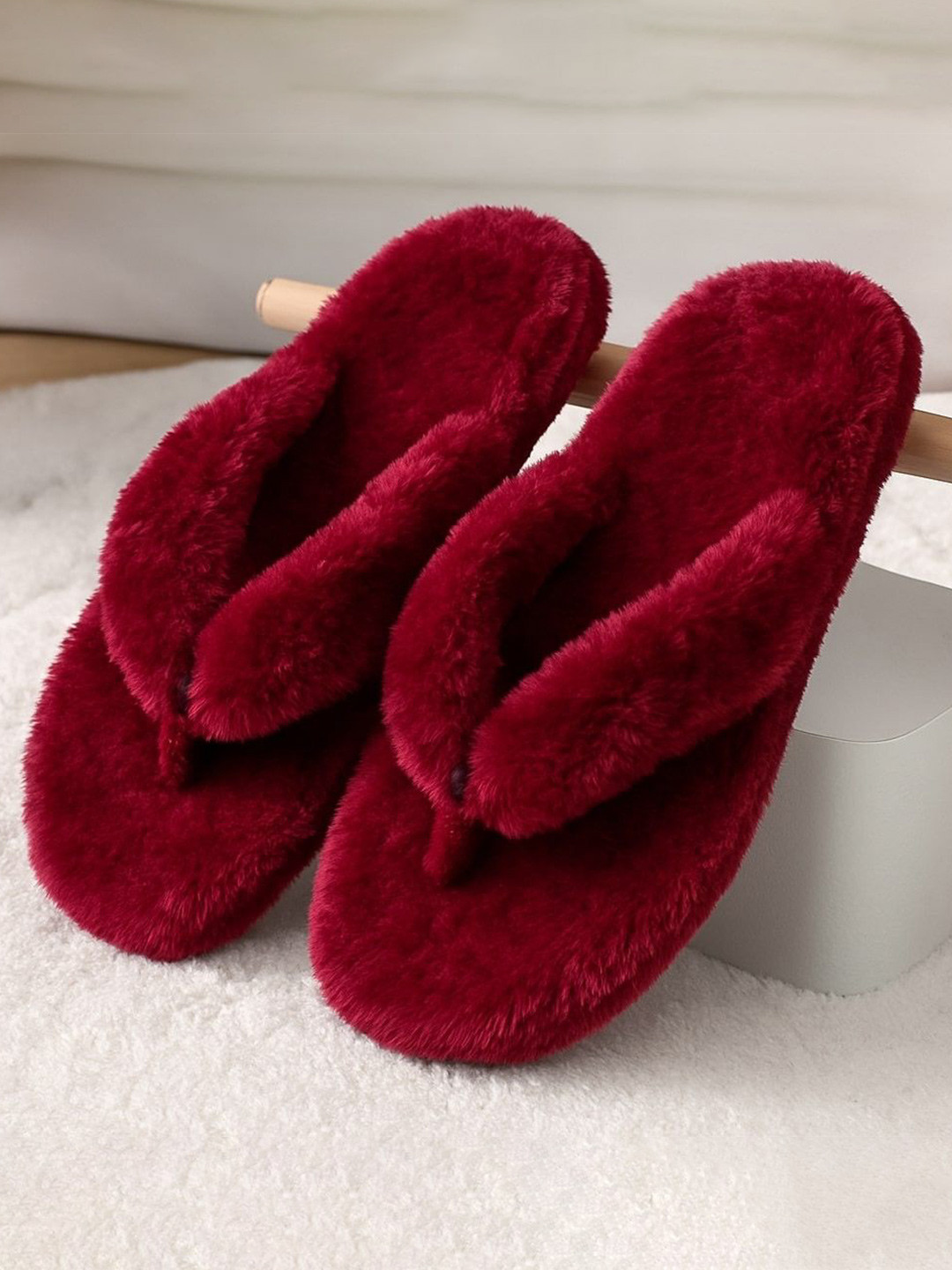 WOLVESDEN Women Solid Fur Winter Thong Flip-Flops