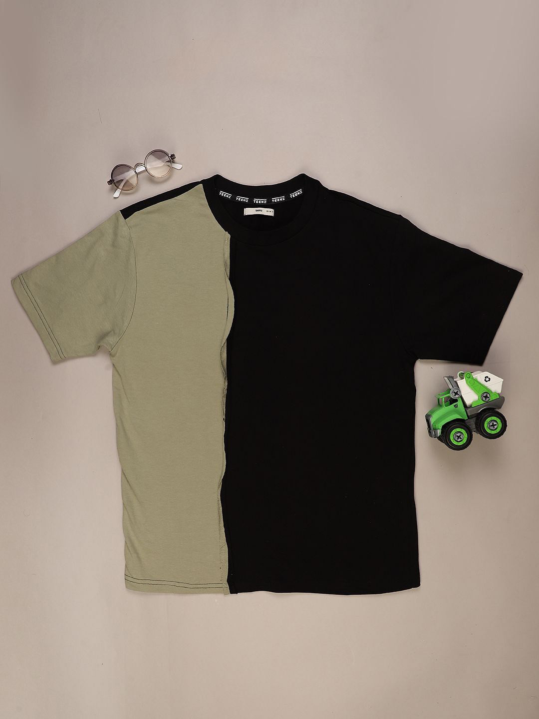 V-Mart Boys Colorblocked Round Neck T-shirt