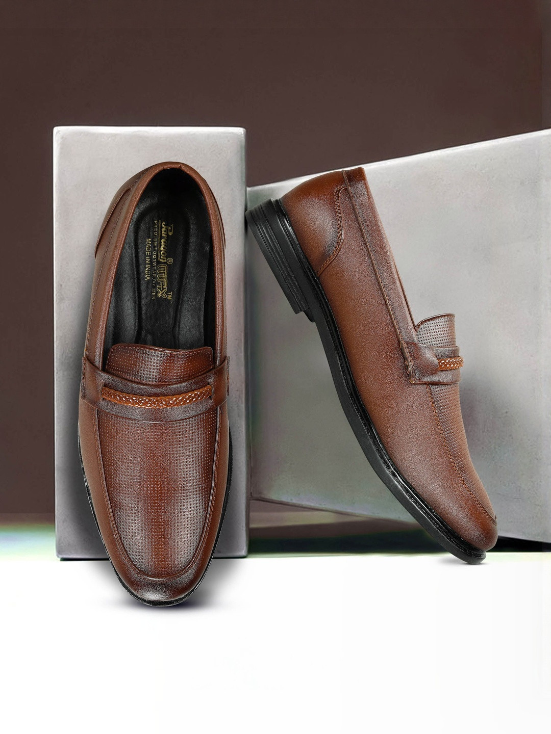 Paragon Men Textured Round Toe Loafers