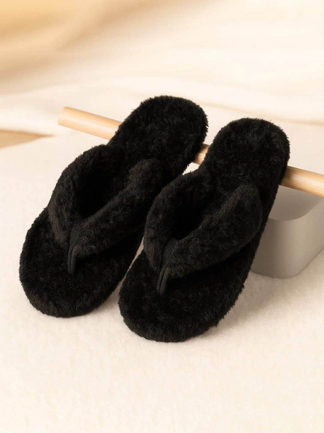 WOLVESDEN Women Fur Room Slippers