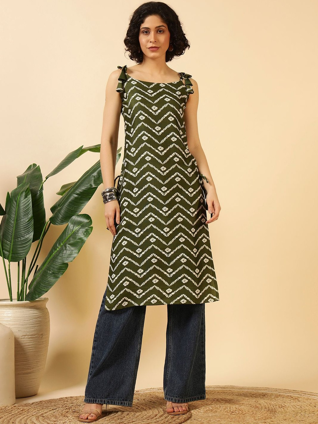 LIPS CROWN Geometric Printed Square Neck Sleeveless Pure Georgette Straight Kurta