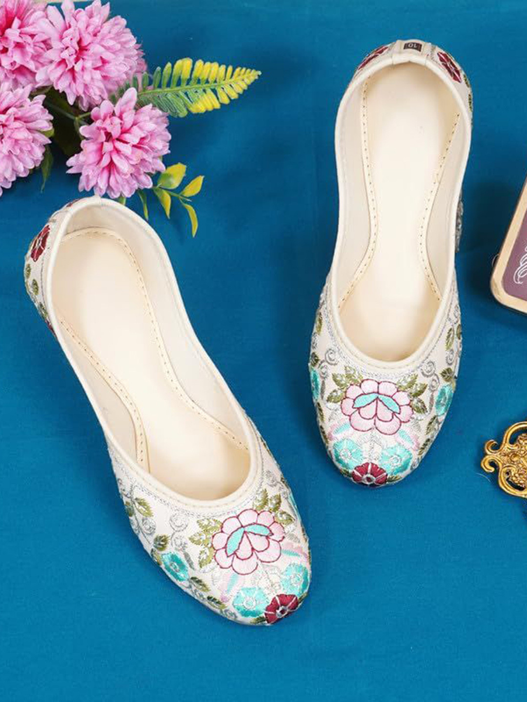 DFR Women Embroidered Mojaris Juti Flats