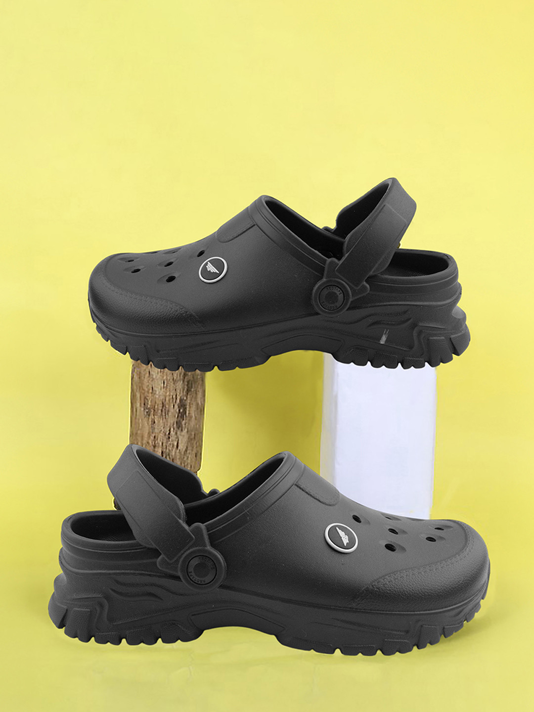 Red Tape Men Solid Comfort Clog