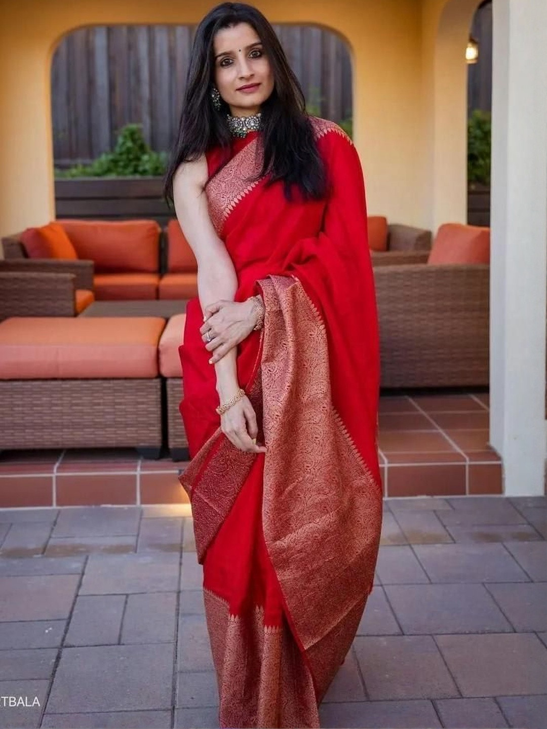 FLUXUS Solid Solid Woven Design Zari Banarasi Saree