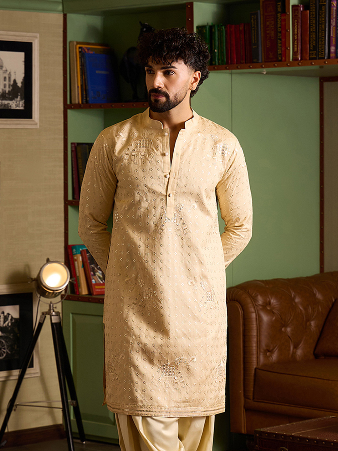 CHHAAP Men Floral Thread Embroidered Sequinned Sheers Zari Straight Pathani Kurta