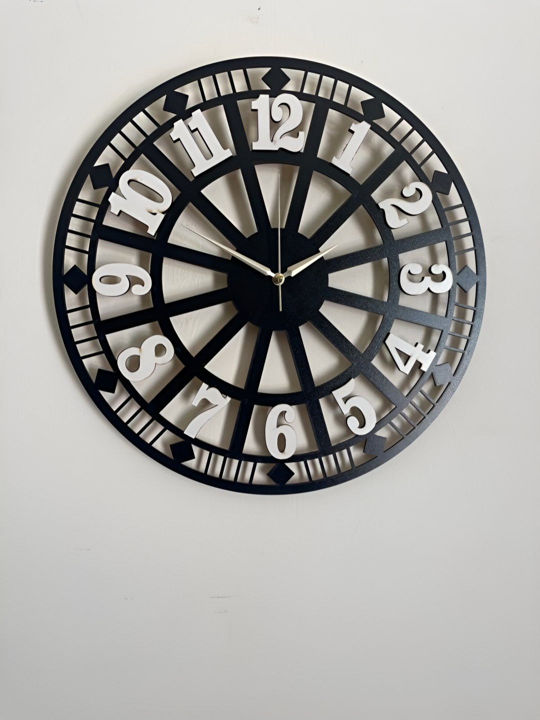 QEZNEF Black And White Printed Traditional Wooden Geometric Analogue Wall Clock