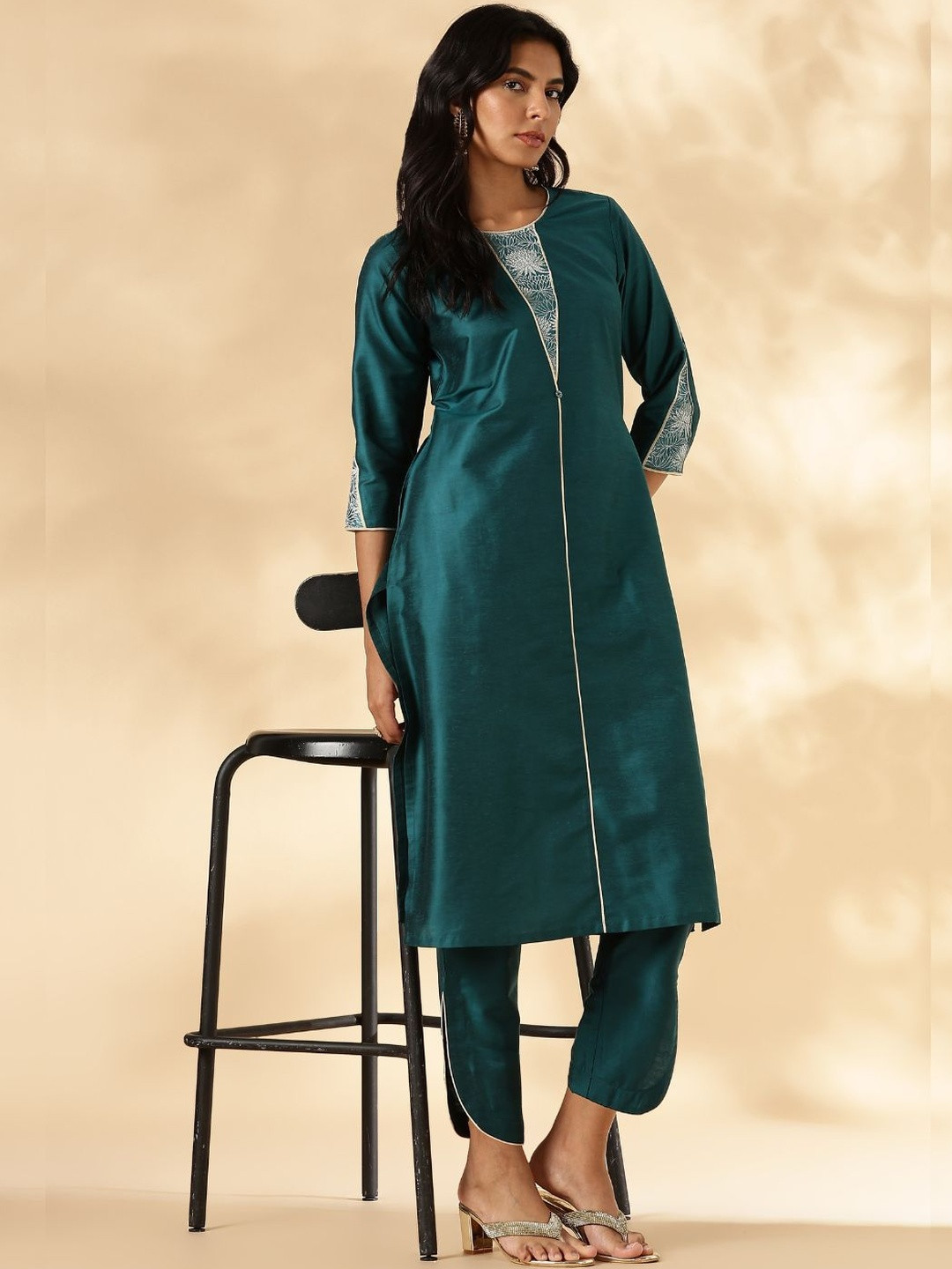 Abhishti Women Round neck Kurta Pant set with Brocade Patch Detail