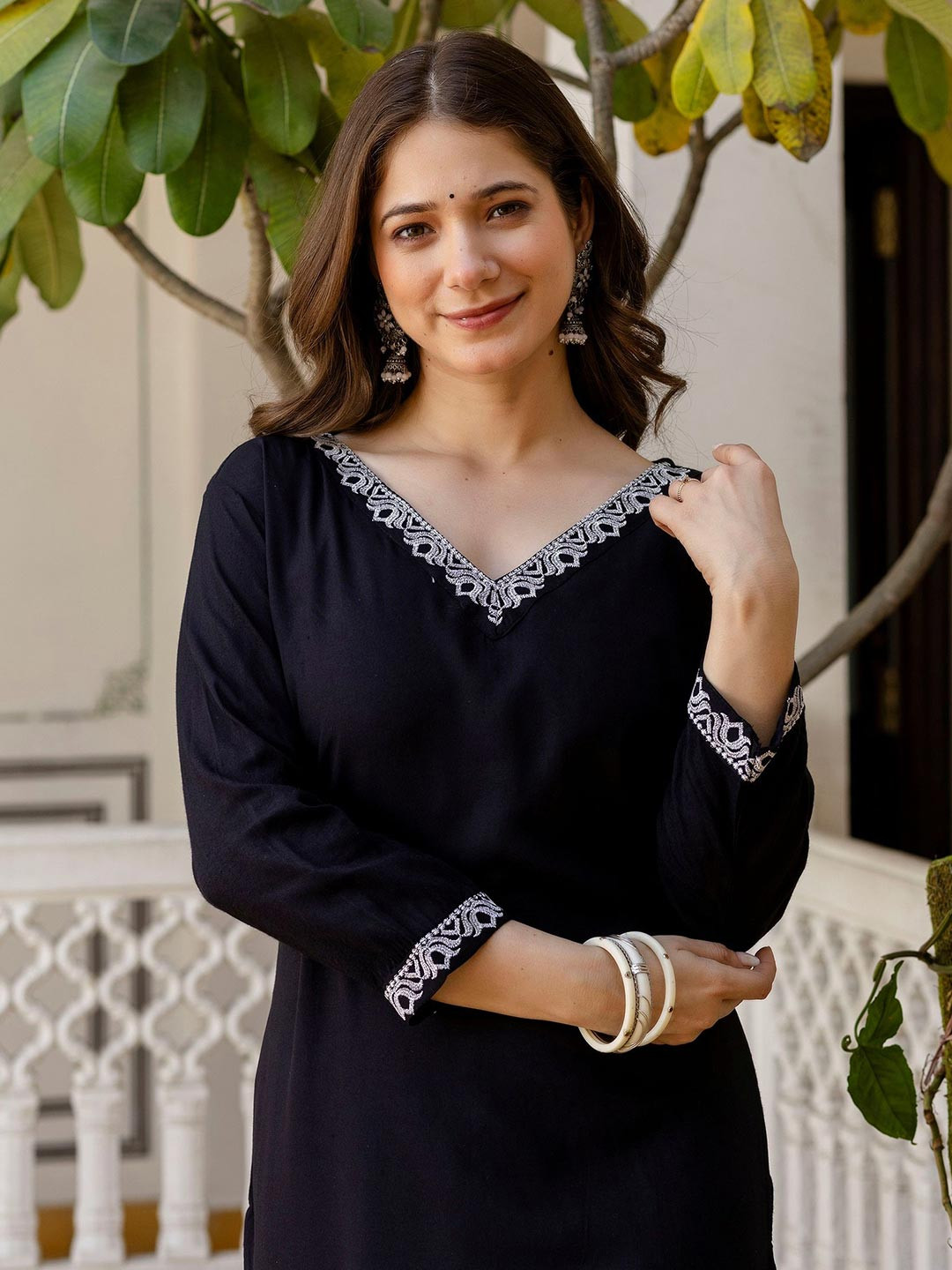 Pjyot by surhi Yoke Design V-Neck Straight Kurta