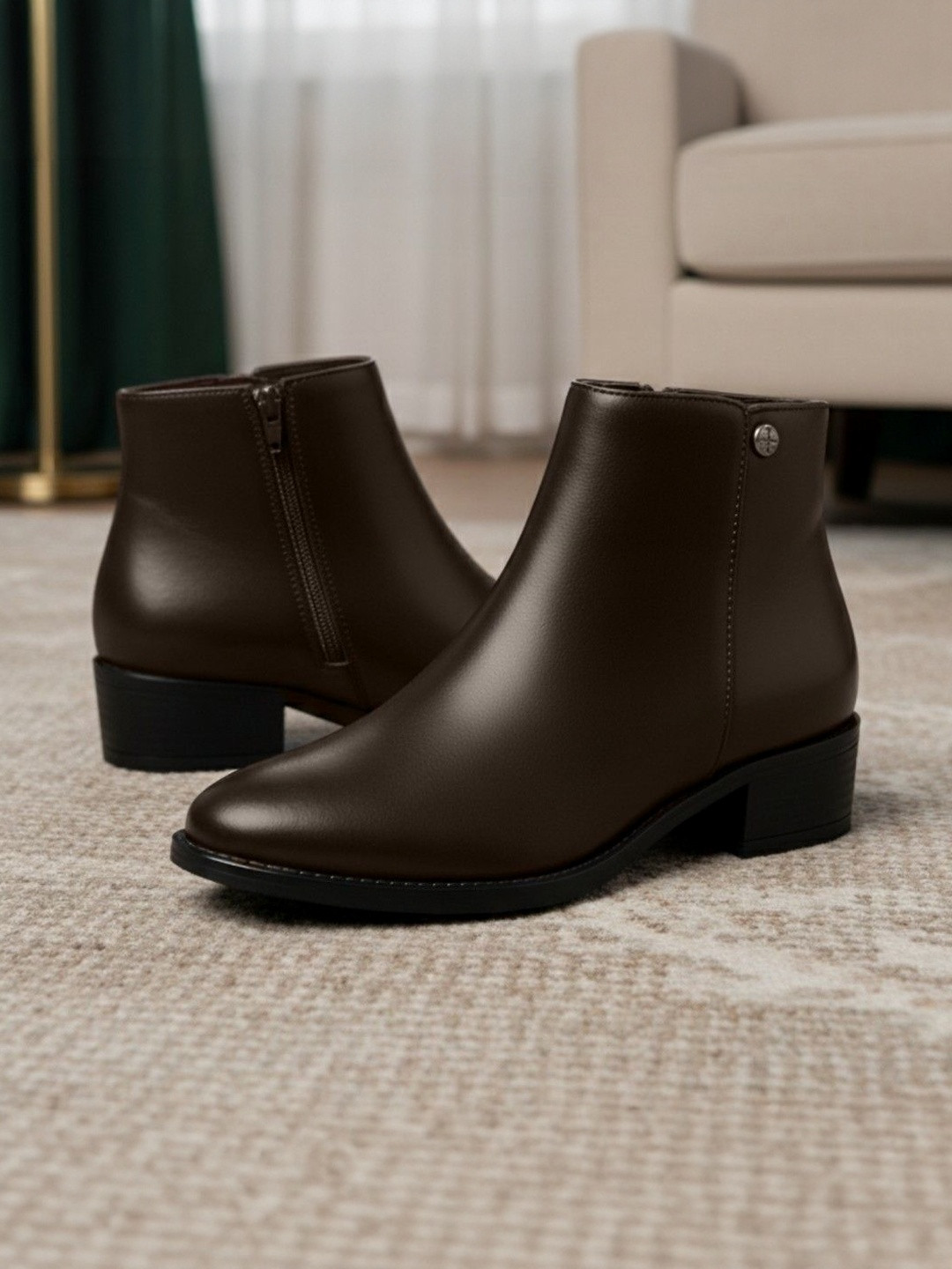 KRAASA Mid-Top Pointed-Toe Chelsea Boots