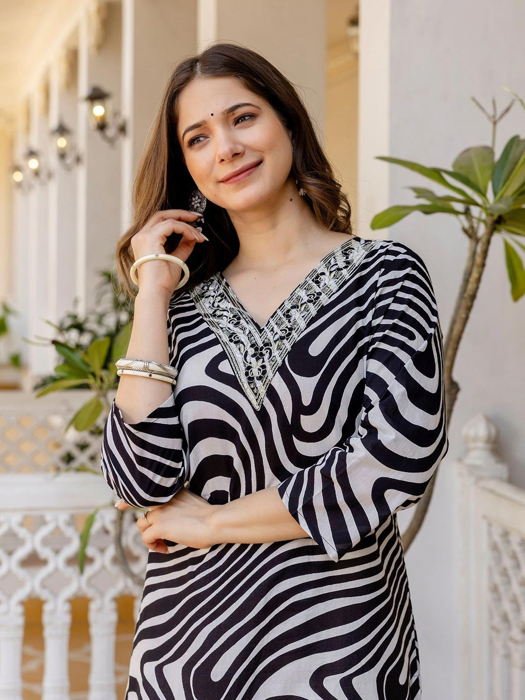 Pjyot by surhi Women Abstract Printed V-Neck Straight Kurta