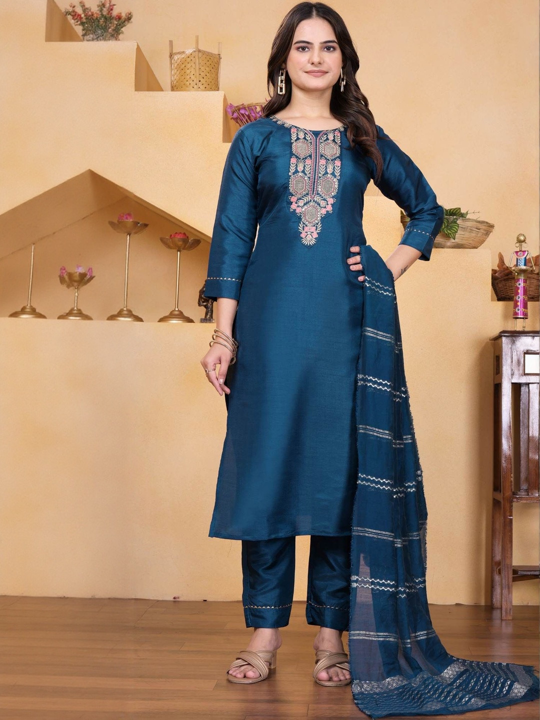 AVNISA ENTERPRISE Women Ethnic Motifs Embroidered Patchwork Kurta with Trousers & Dupatta