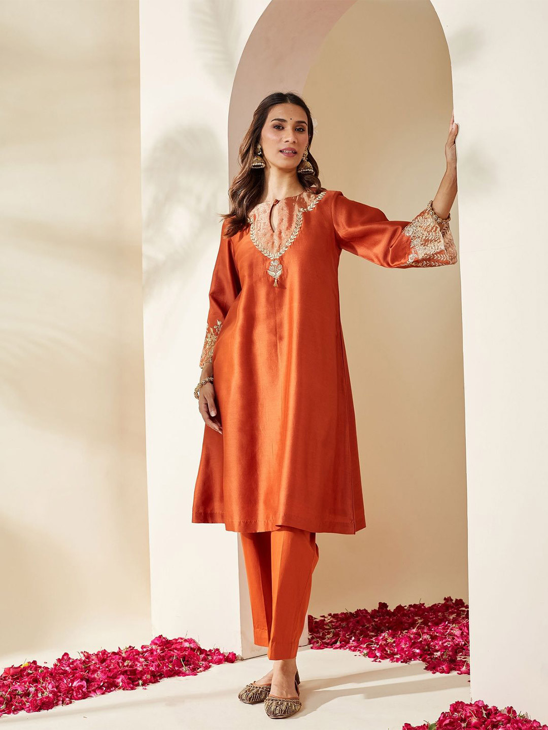 Mushio Women Paisley Embroidered Cold-Shoulder Sleeves Kurta