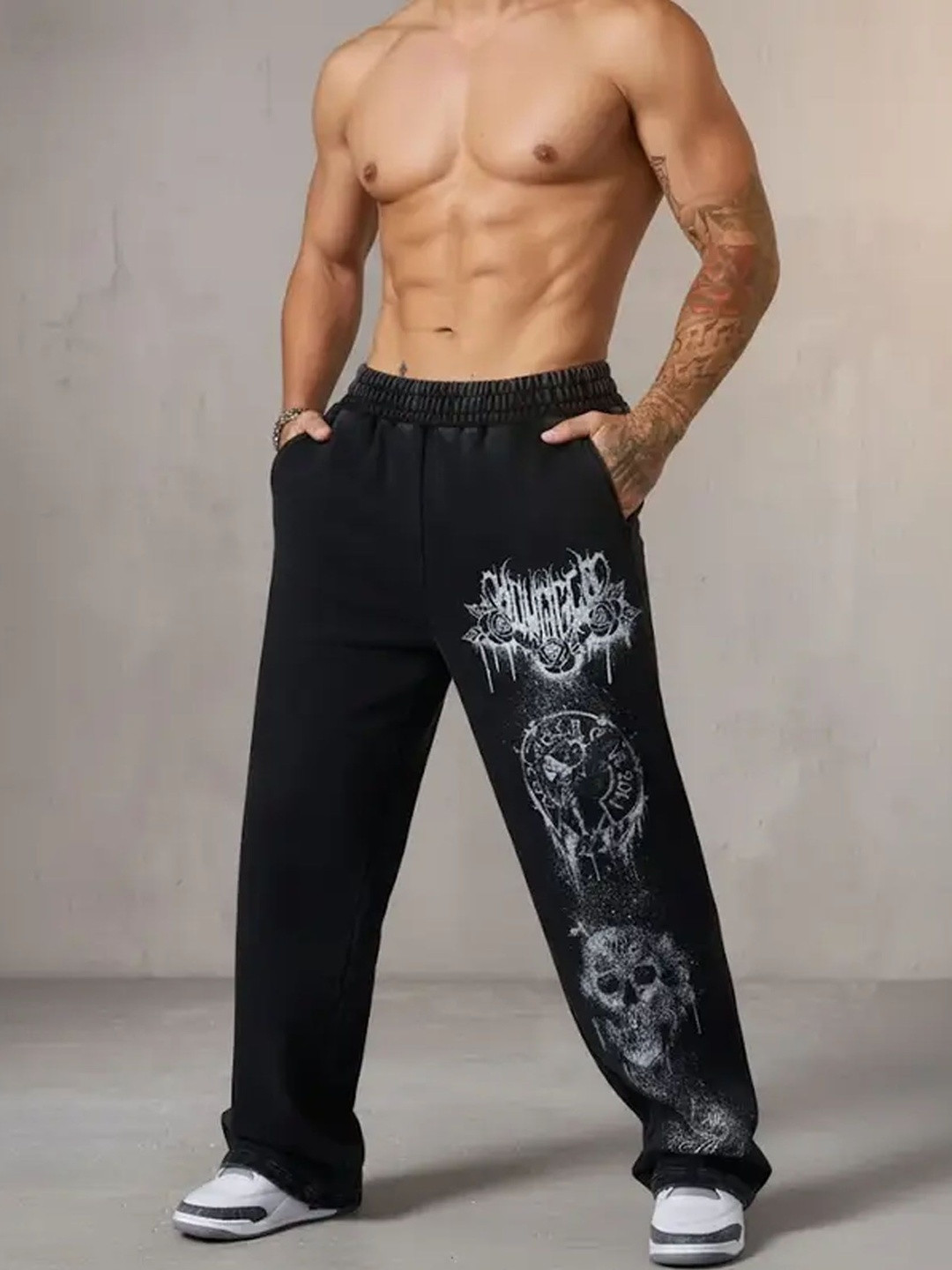 CLOTHY Men Printed Regular Fit Track Pant