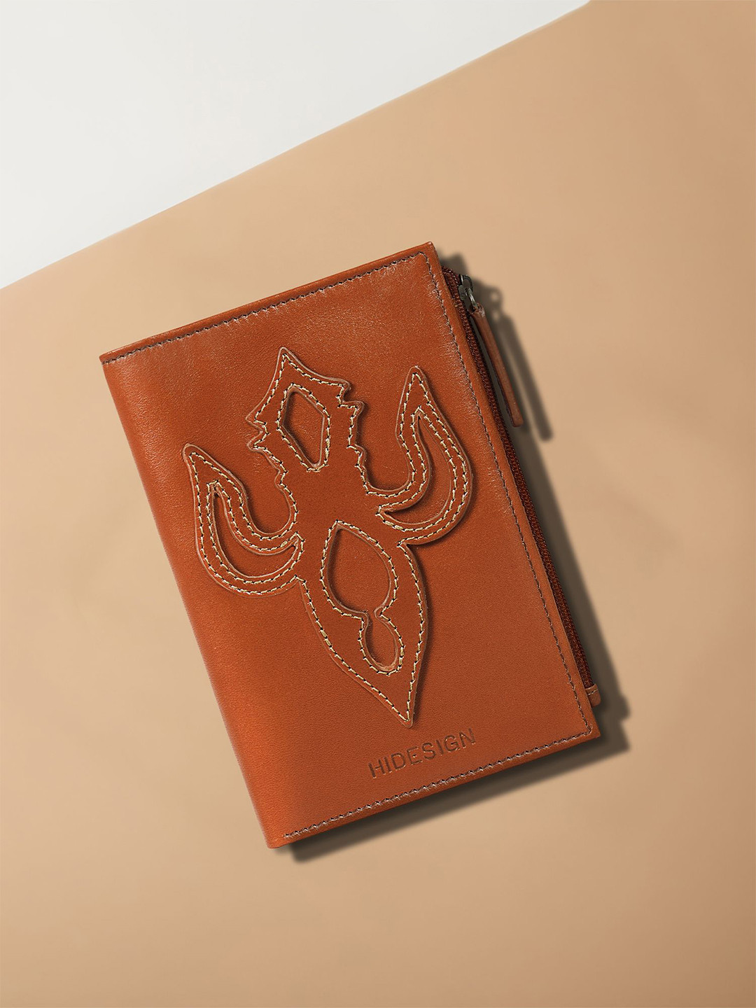 Hidesign Unisex Ethnic Motifs Textured Leather Passport Holder
