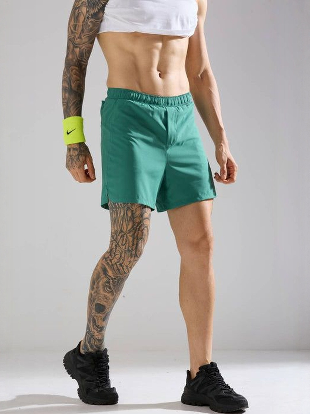 AGUANTE  EnduroFlex Men Solid Mid-Rise Regular Fit Sports Shorts