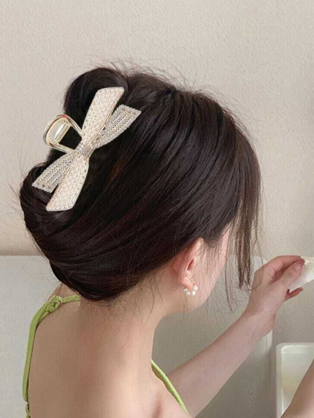 Medbuddy Women Pearls Ornamented Claw Clip