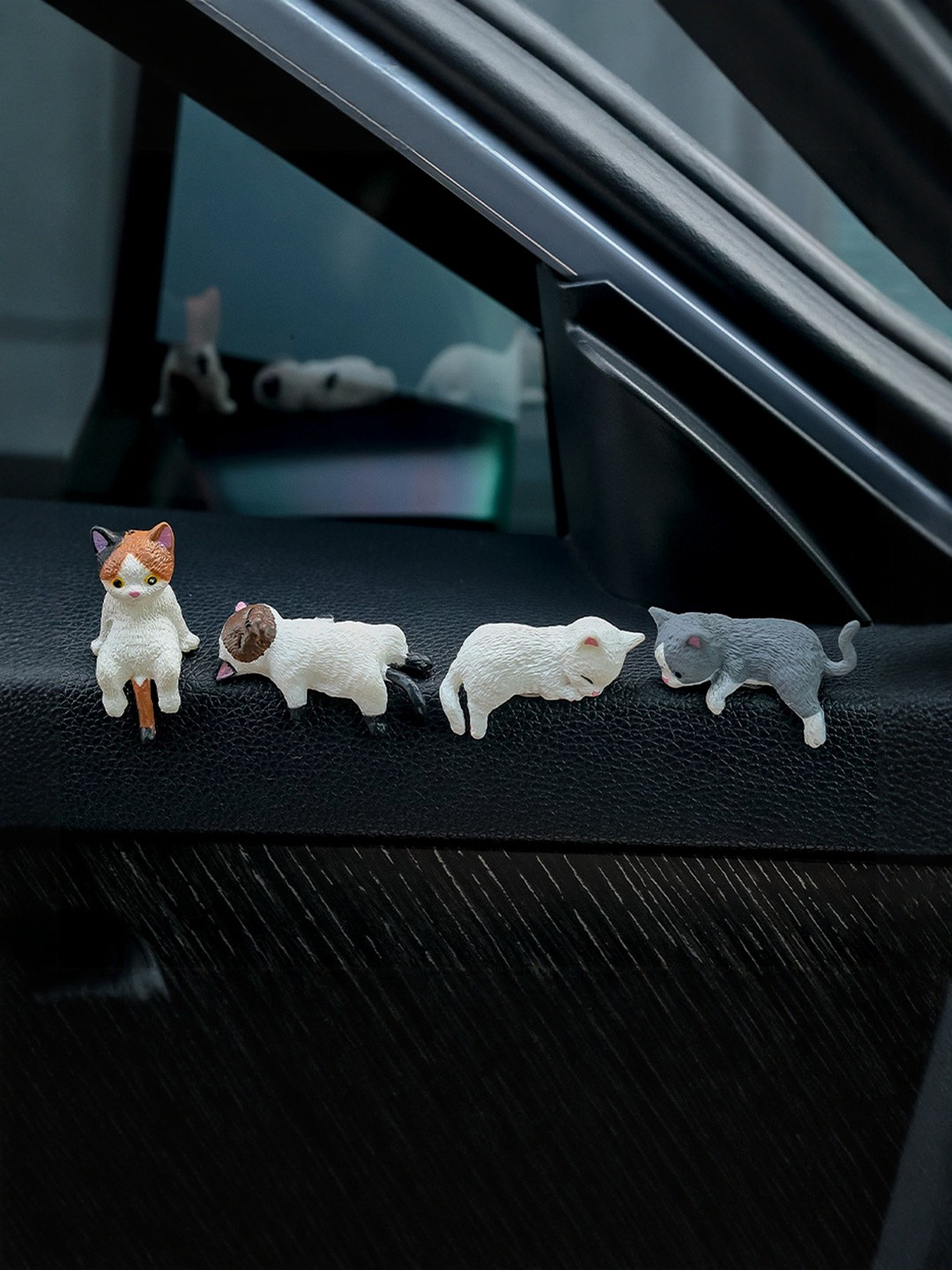 Gopalvilla White & Grey 4 Pieces Figurine Showpieces