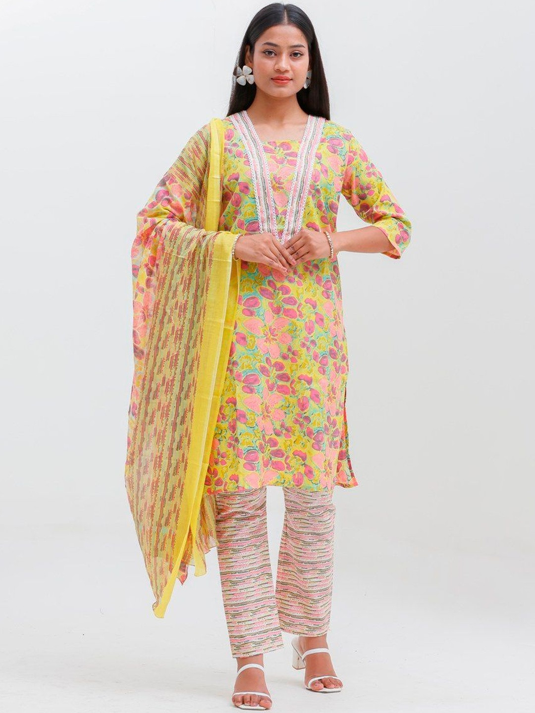 27 Drapes Women Floral Printed V-Neck Regular Kurta & Trousers With Dupatta