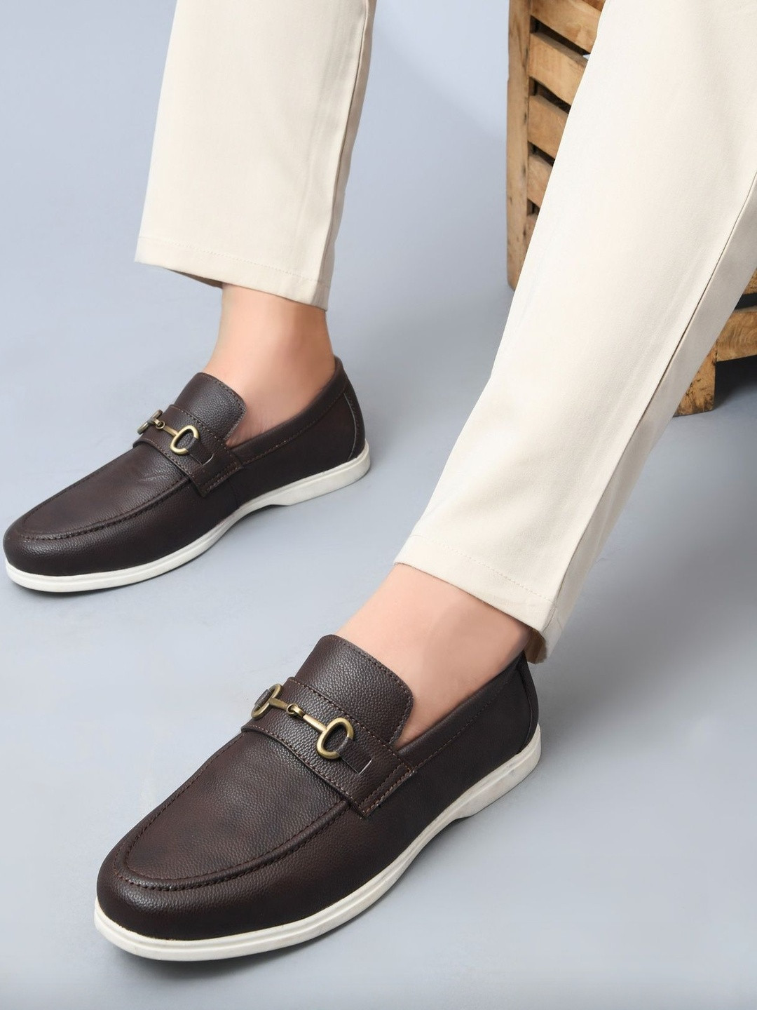 CLOG LONDON Men Textured Round Toe Loafers Shoes With Buckles