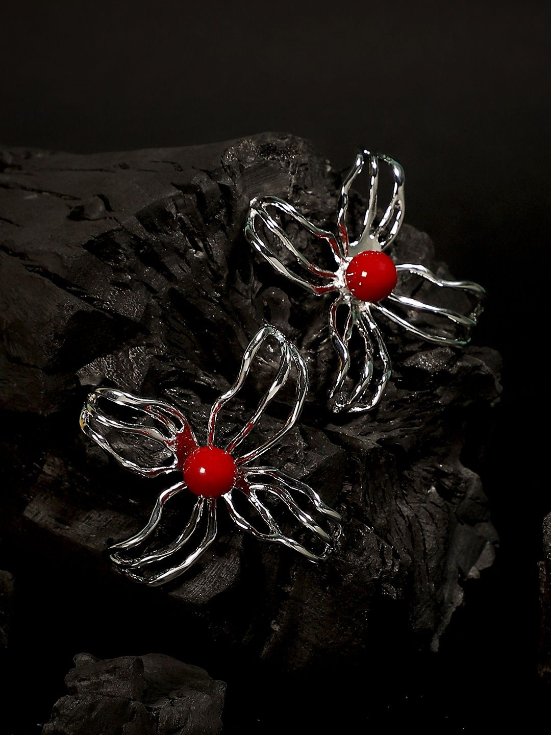 SOHI The Arachnid-Flora Statement Silver-Plated Studs Earrings