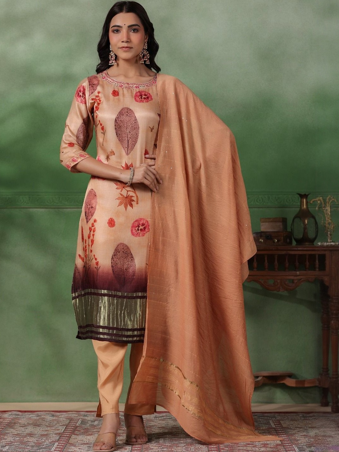 STYLESANG Women Floral Printed Thread Work Straight Kurta With Trousers & Dupatta