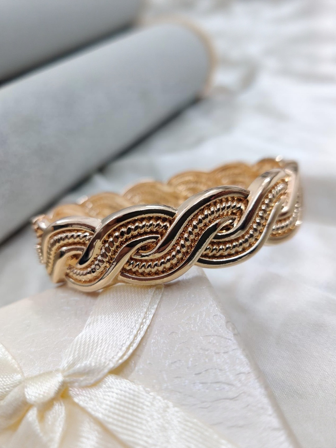 Lovemi Movements Women Swirl Designed Bangle-Style Bracelet