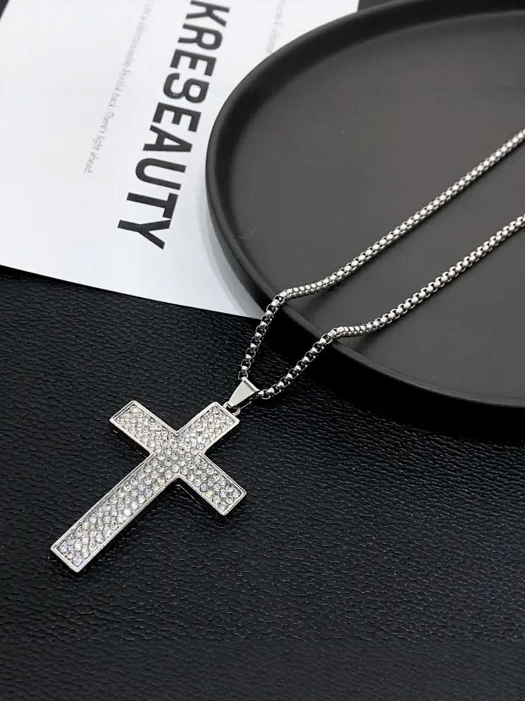 The Glitz Gallery Unisex Silver-Plated Pendant With Chain