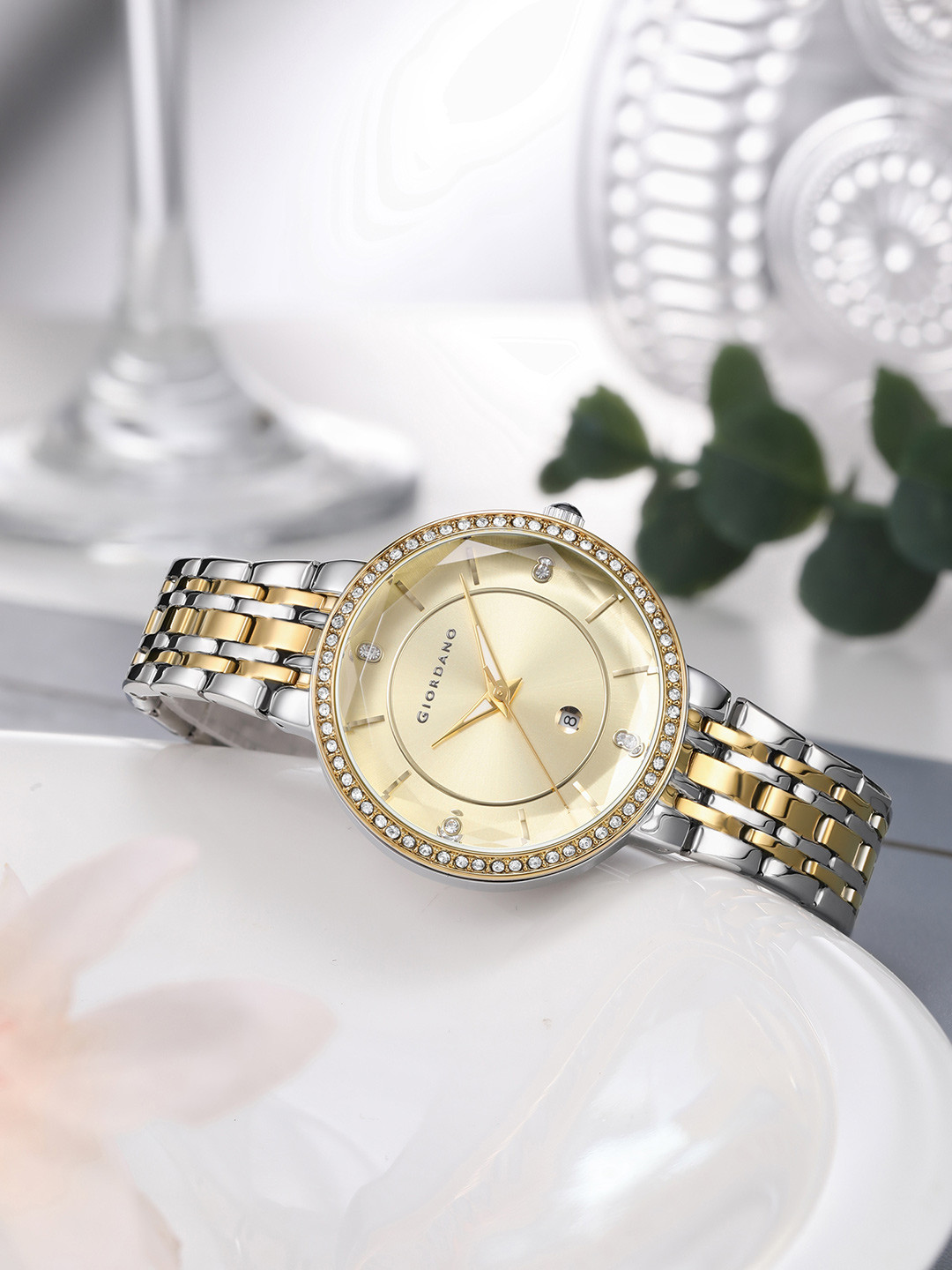 GIORDANO Women Embellished Bracelet Style Straps Analogue Watch GZ-60110-33