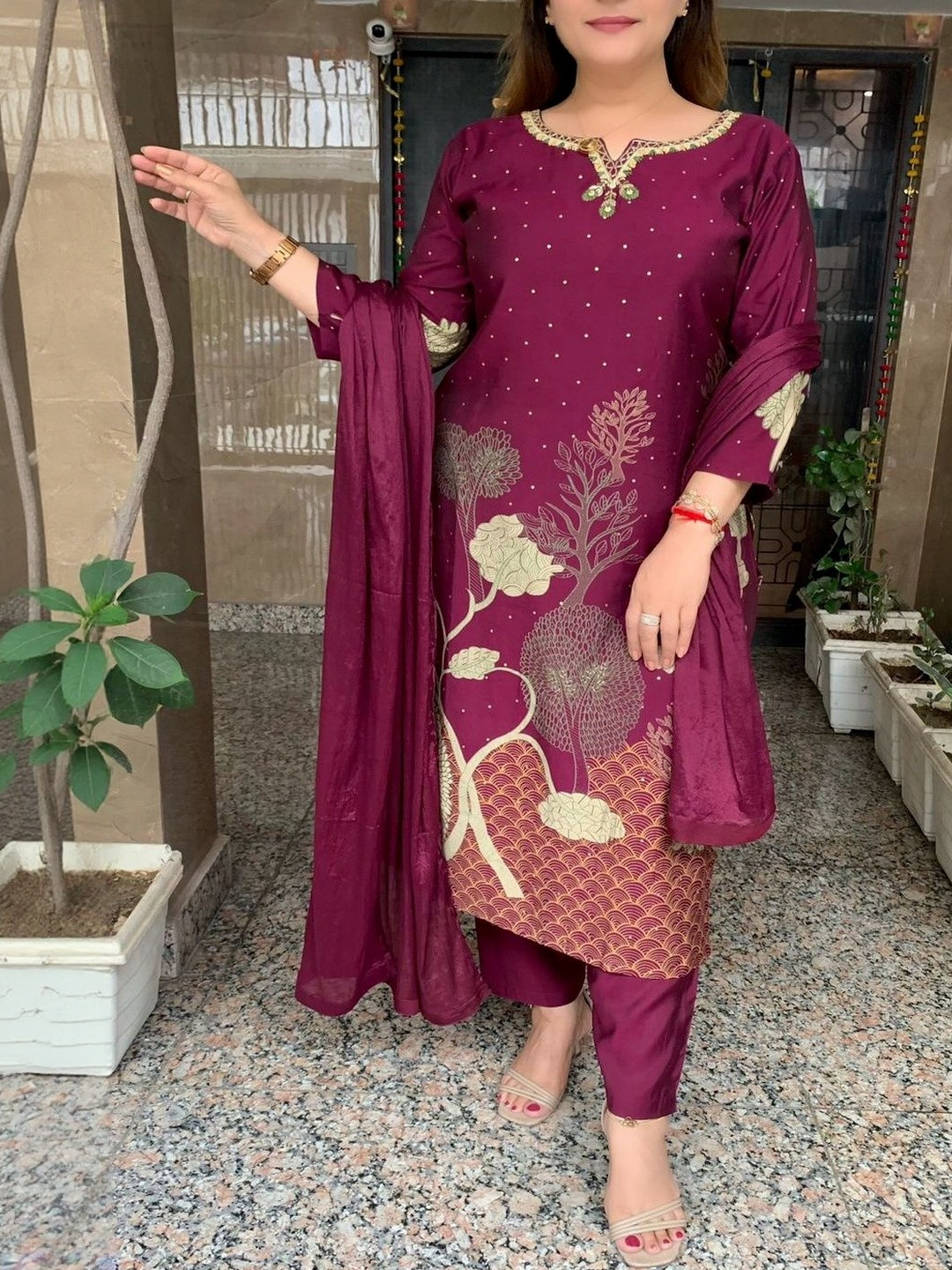 Sdc Collections Women Floral Printed V-Neck Thread Work Straight Kurta