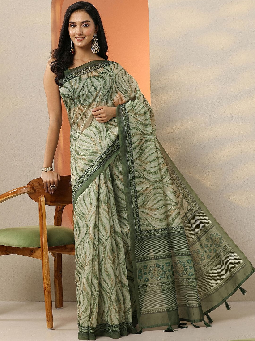 Libas Women Abstract Printed Saree with an Unstitched Blouse Piece