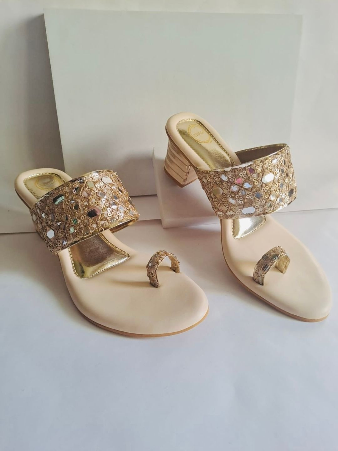Dhaga Women Embellished Ethnic White & Gold Block Heel Kolhapuri